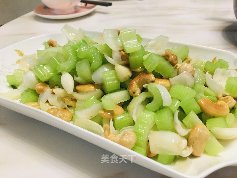 西芹腰果百合的做法_西芹腰果百合怎么做_悦来粤菜的菜谱_美食天下