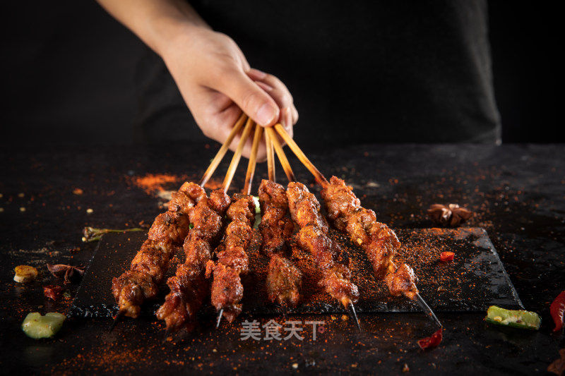 烤羊肉串的做法_用烤箱在家烤出地道羊肉串_烤羊肉串怎么做_西贝大厨来了的菜谱_美食天下