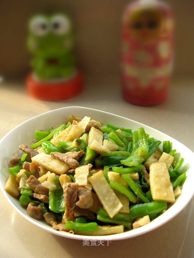 辣椒肉丝炒饼的做法_辣椒肉丝炒饼怎么做_京京~的菜谱_美食天下