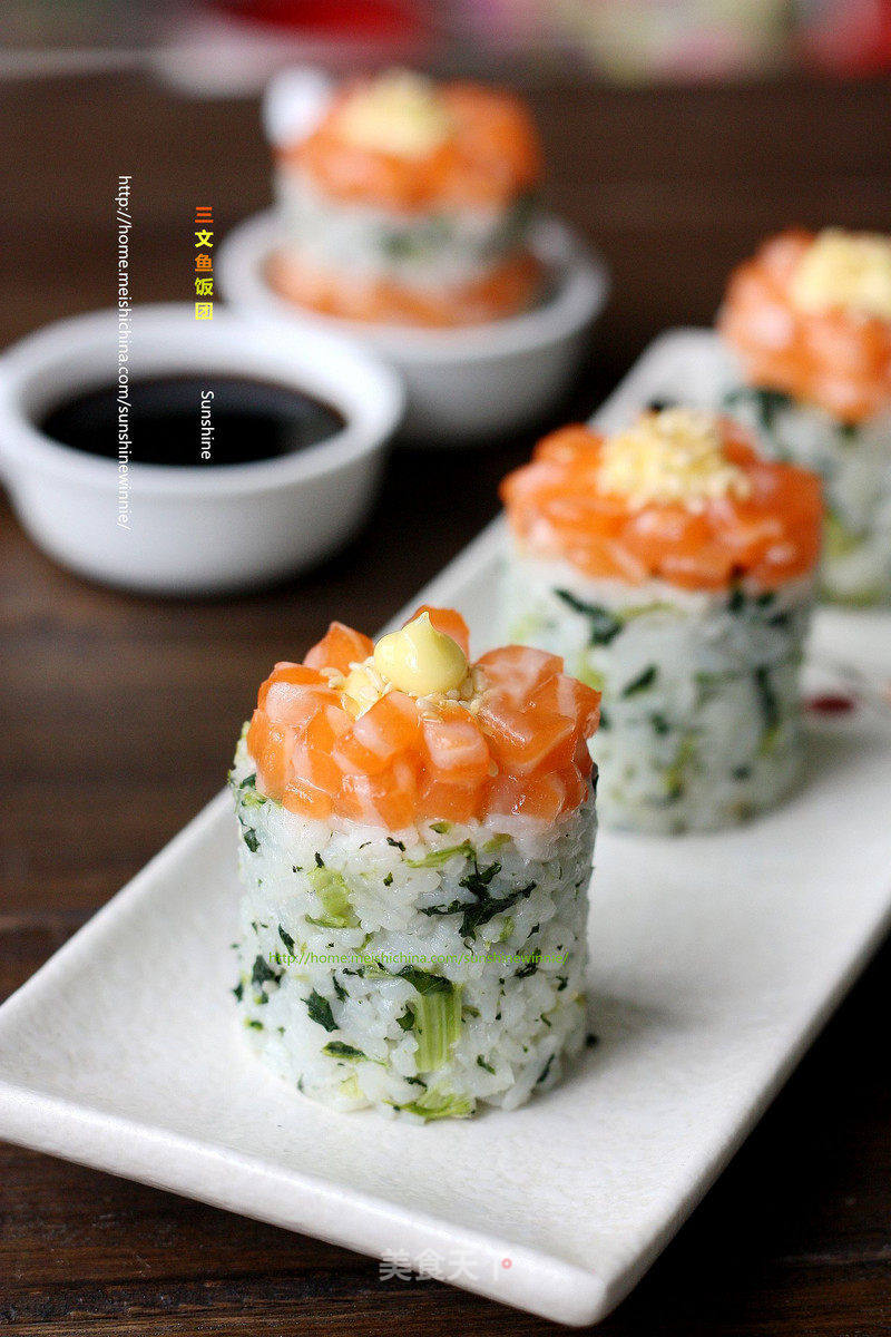 三文鱼饭团的做法_鲜美诱人—–三文鱼饭团_三文鱼饭团怎么做_sunshinewinnie的菜谱_美食天下