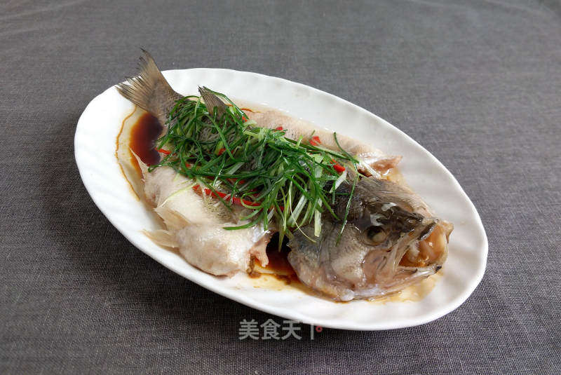 清蒸鲈鱼的做法_清蒸鲈鱼怎么做_零下一度0511的菜谱_美食天下