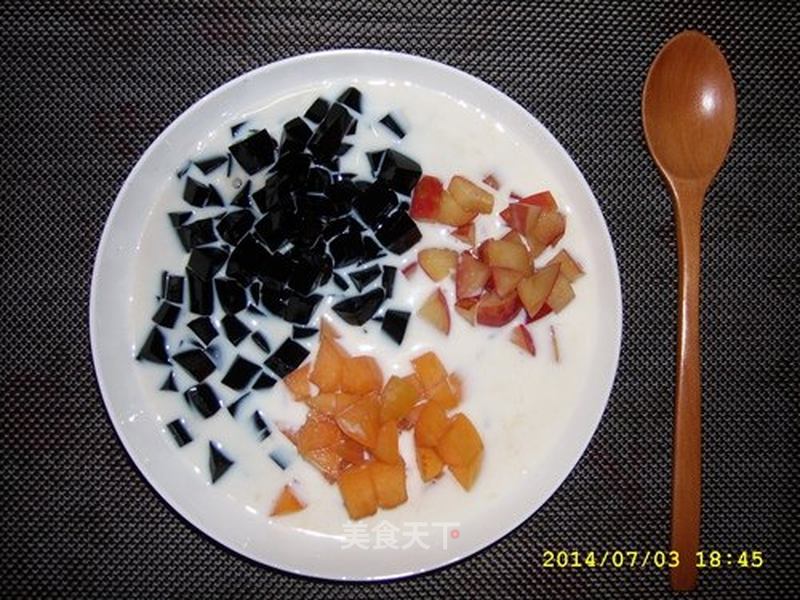 牛奶水果龟苓膏的做法_牛奶水果龟苓膏的甜品_牛奶水果龟苓膏怎么做_吴凤霞770911的菜谱_美食天下