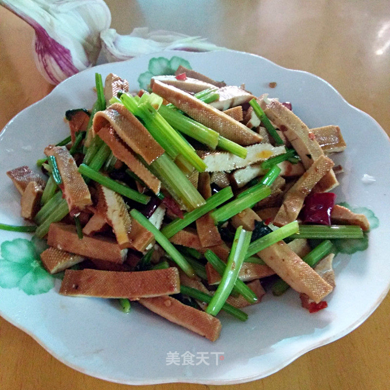 芹菜炒香干的做法_芹菜炒香干怎么做_林夭夭的菜谱_美食天下