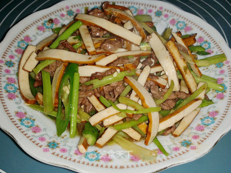 芹菜香干炒肉的做法_芹菜香干炒肉怎么做_雾霜的菜谱_美食天下