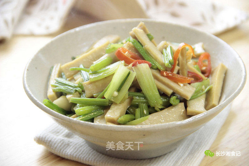芹菜炒香干的做法_湘食记美食|芹菜炒香干_芹菜炒香干怎么做_sclfox的菜谱_美食天下