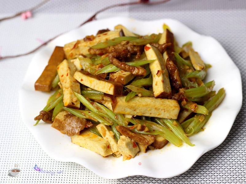 芹菜熏干炒肉的做法_芹菜熏干炒肉怎么做_叶子的小厨的菜谱_美食天下