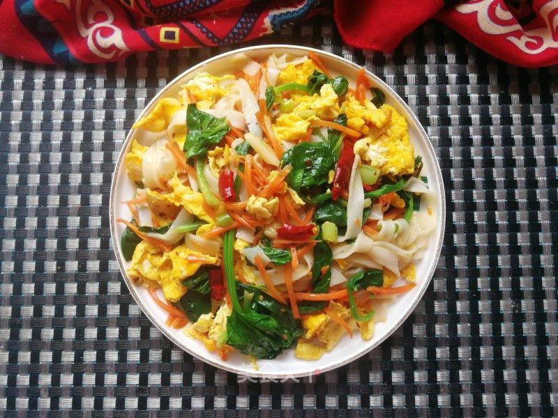 胡萝卜菠菜鸡蛋炒河粉的做法_胡萝卜菠菜鸡蛋炒河粉怎么做_一溪月的菜谱_美食天下