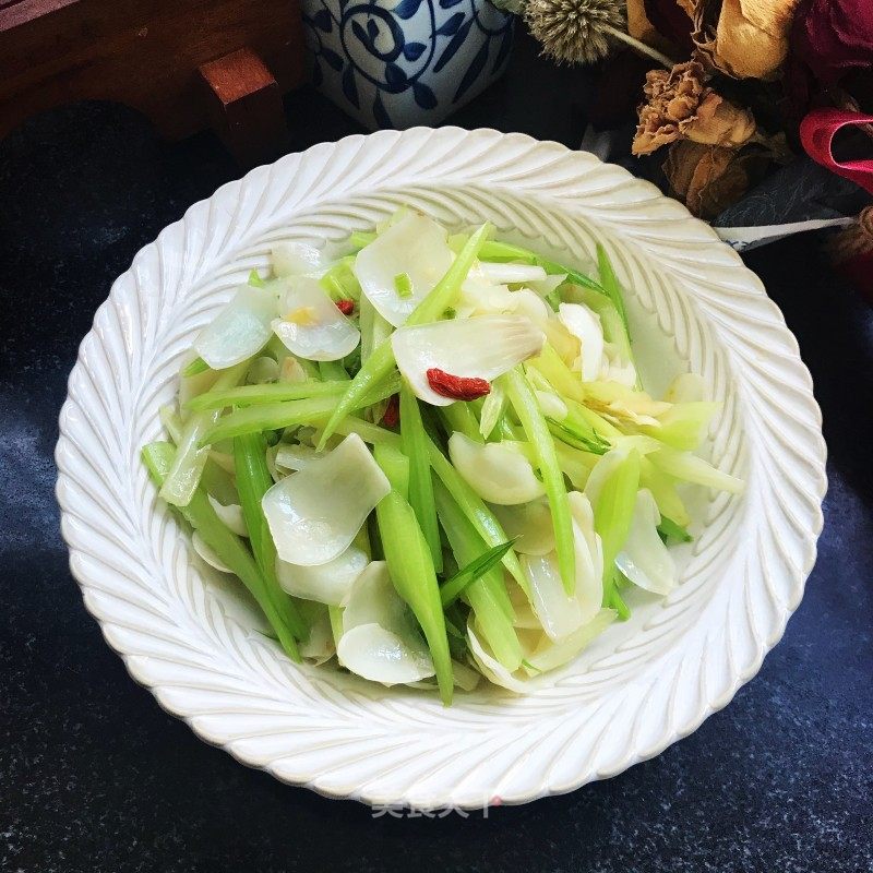 西芹炒甜百合的做法_西芹炒甜百合怎么做_米拉Miira的菜谱_美食天下