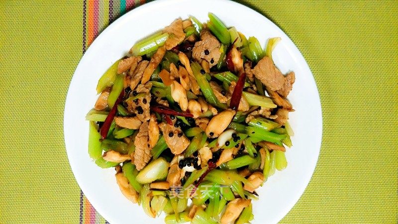 麻辣肉片炒西芹的做法_麻辣肉片炒西芹!_麻辣肉片炒西芹怎么做_诗韵墨香的菜谱_美食天下