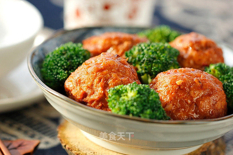 红烧狮子头的做法_红烧狮子头怎么做_斯佳丽WH的菜谱_美食天下
