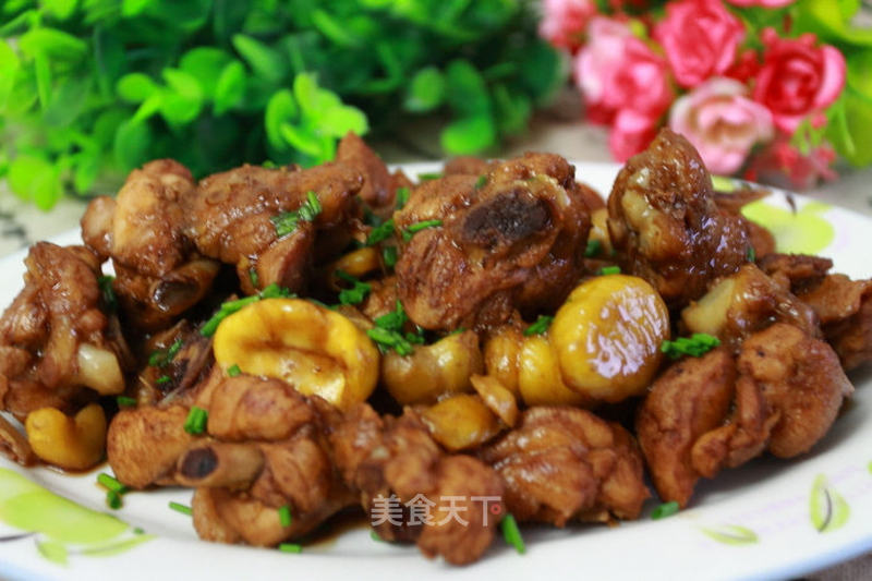 板栗烧鸡腿的做法_秋冬季节滋补的板栗烧鸡腿_板栗烧鸡腿怎么做_黄豆豆的一家的菜谱_美食天下