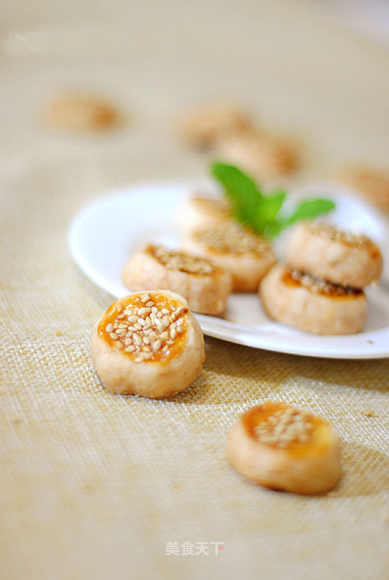 芝麻小酥饼的做法_【芝麻小酥饼】色拉油也可以这么酥脆香甜_芝麻小酥饼怎么做_菜谱_美食天下