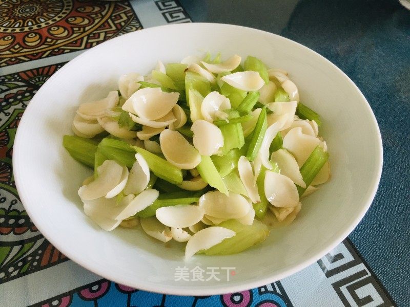 西芹炒百合的做法_西芹炒百合怎么做_小洞天的菜谱_美食天下