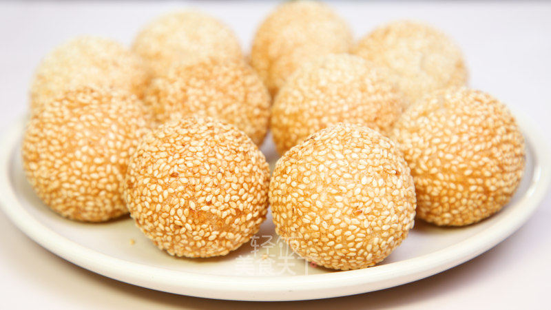 麻团的做法_麻团丨出锅个个空心,香脆又软糯_麻团怎么做_轻饭!的菜谱_美食天下