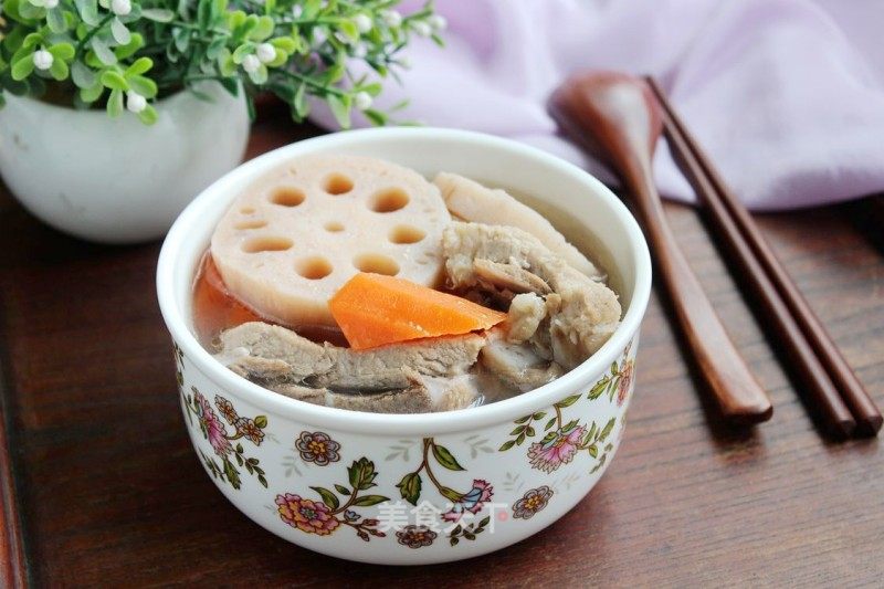 胡萝卜莲藕排骨汤的做法_胡萝卜莲藕排骨汤怎么做_花擦擦的菜谱_美食天下
