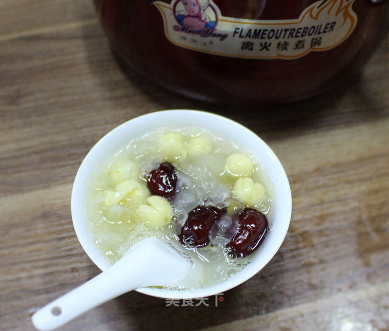 银耳莲子汤的做法_用续煮锅炖银耳莲子汤做法_银耳莲子汤怎么做_散漫的厨子的菜谱_美食天下