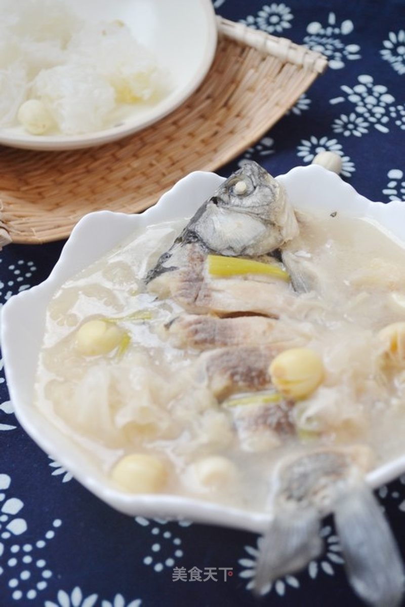 银耳莲子鲫鱼汤的做法_初秋养胃汤——银耳莲子鲫鱼汤_银耳莲子鲫鱼汤怎么做_菜谱_美食天下