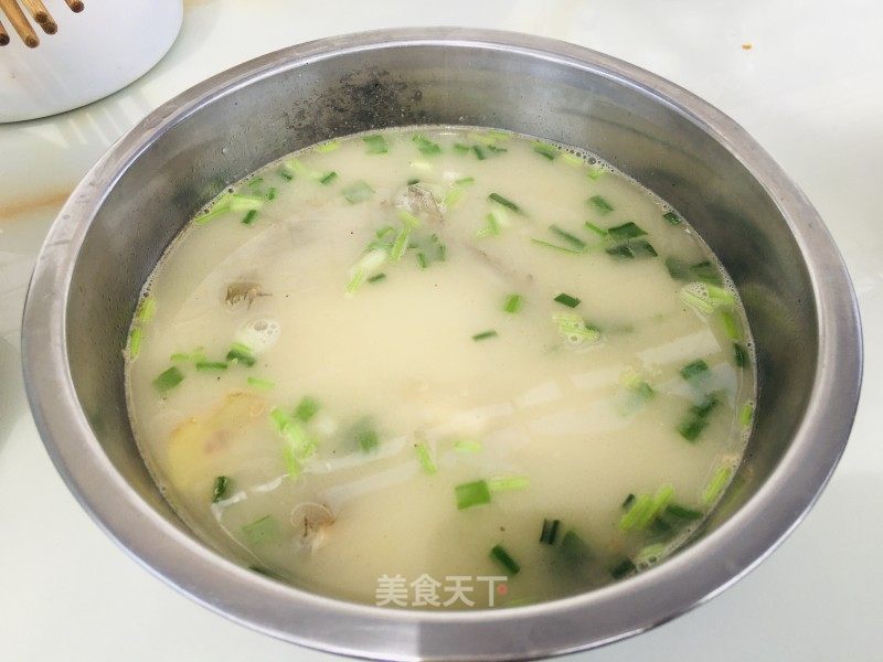 野生小鲫鱼汤的做法_野生小鲫鱼汤怎么做_小洞天的菜谱_美食天下