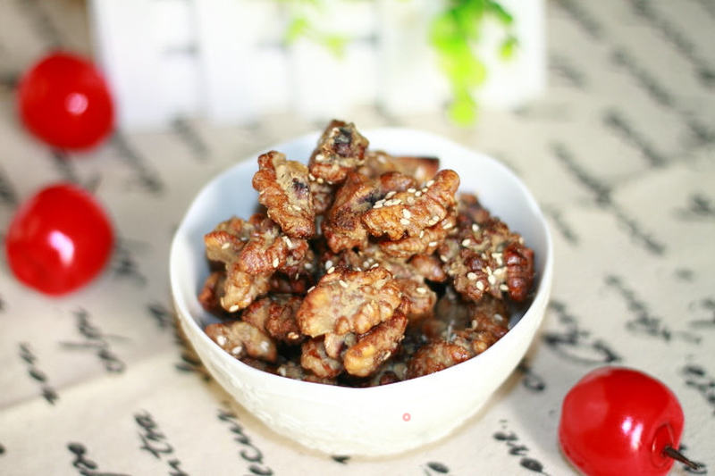 琥珀核桃的做法_解馋小零食:奶香口味的琥珀核桃_琥珀核桃怎么做_黄豆豆的一家的菜谱_美食天下