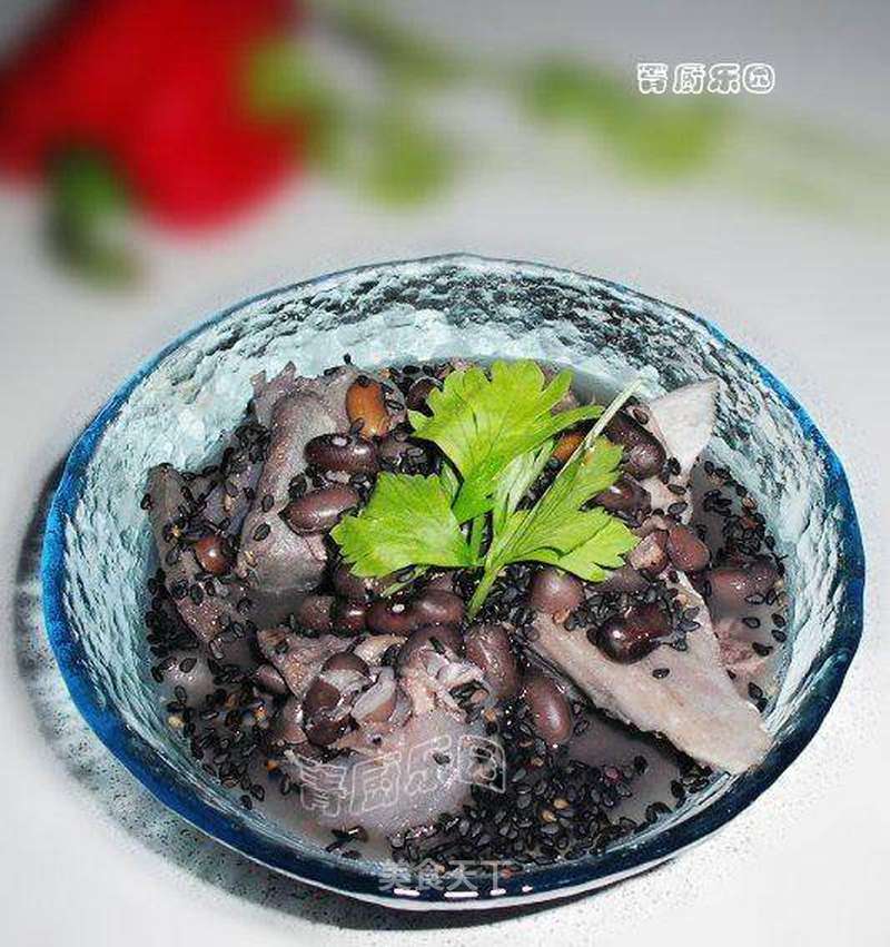 黑芝麻黑豆骨头汤的做法_黑芝麻黑豆骨头汤怎么做_菜谱_美食天下