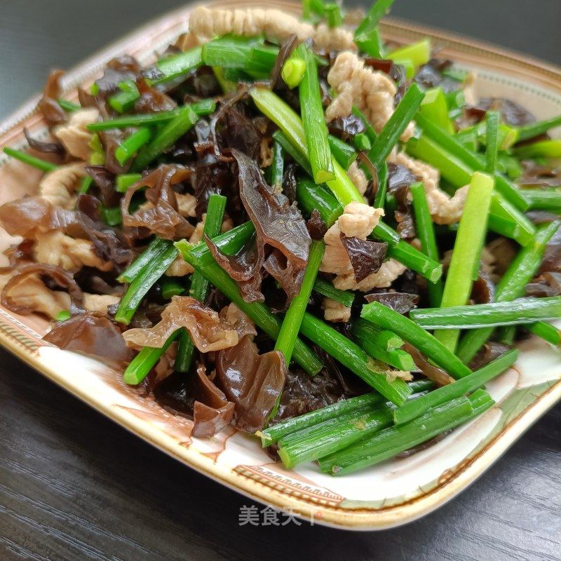 木耳精肉炒韭苔的做法_木耳精肉炒韭苔怎么做_不做妖精好多年的菜谱_美食天下