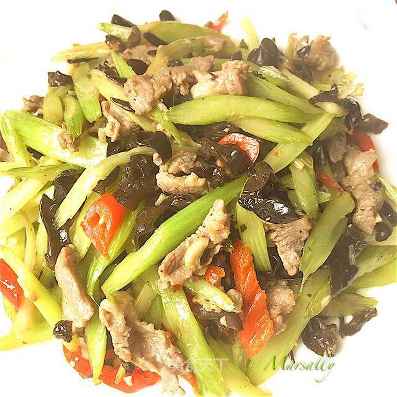西芹木耳炒肉的做法_西芹木耳炒肉怎么做_Marsally4390的菜谱_美食天下