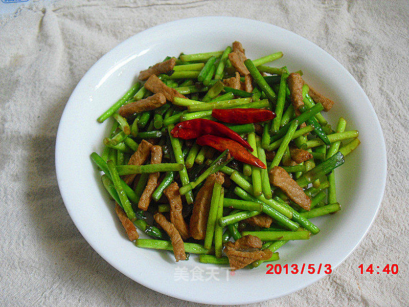 蒜薹炒肉的做法_蒜薹炒肉怎么做_胡桐小橘子的菜谱_美食天下