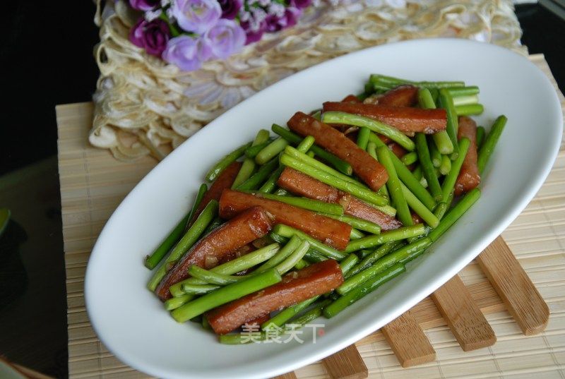 蒜薹炒午餐肉的做法_蒜薹炒午餐肉怎么做_膳道kitchendao的菜谱_美食天下