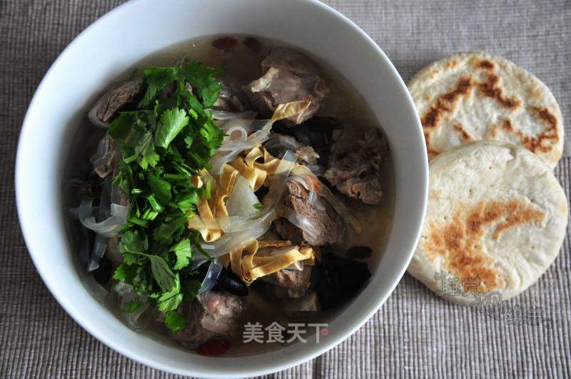 羊肉泡馍的做法_冬补 – 羊肉泡馍 自制白吉馍与辣椒油_羊肉泡馍怎么做_菜谱_美食天下