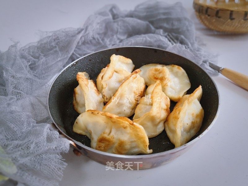 煎饺子的做法_煎饺子怎么做_敏zhu的菜谱_美食天下
