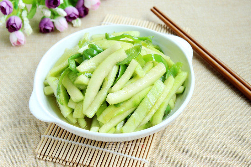 辣椒炒西瓜皮的做法_辣椒炒西瓜皮怎么做_花擦擦的菜谱_美食天下