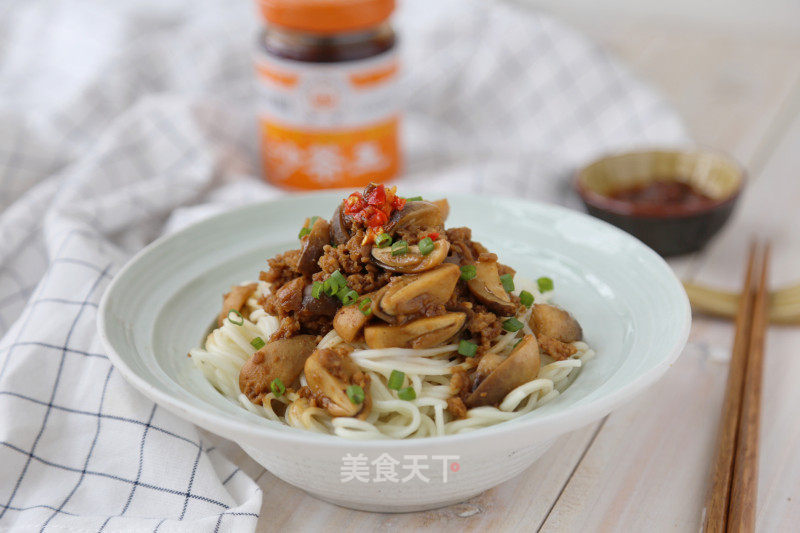 沙茶草菇肉酱面的做法_沙茶草菇肉酱面怎么做_爱生活的馋猫的菜谱_美食天下