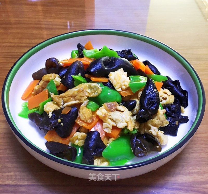 青椒木耳炒鸡蛋的做法_青椒木耳炒鸡蛋怎么做_香香的小厨房的菜谱_美食天下