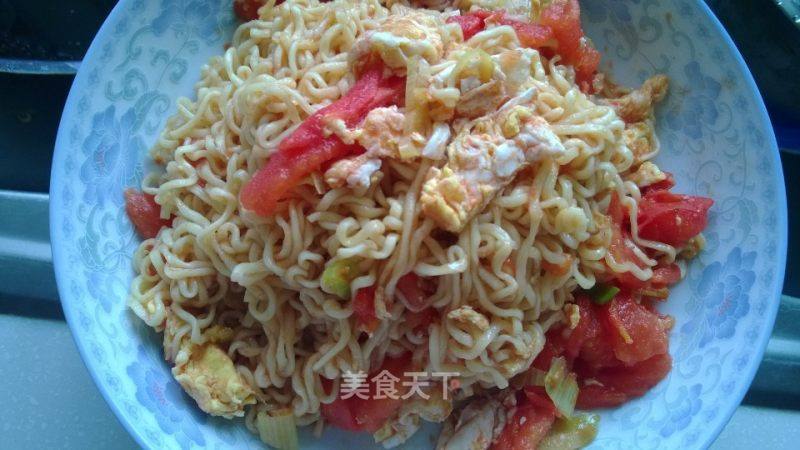 西红柿鸡蛋炒方便面的做法_垃圾食品健康吃——西红柿鸡蛋炒方便面_西红柿鸡蛋炒方便面怎么做_筱筱很在乎的菜谱_美食天下