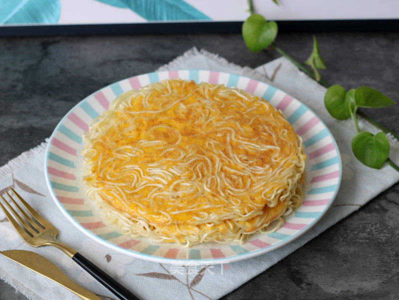 银丝蛋饼的做法_银丝蛋饼（方便面新吃法）_银丝蛋饼怎么做_龙宝宝陈诺的菜谱_美食天下