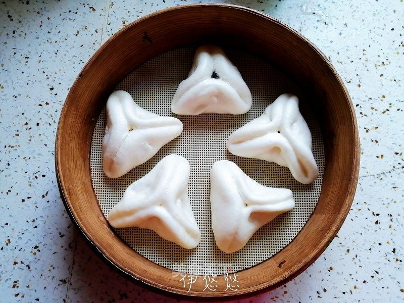 黑芝麻三角糖包的做法_面食一一黑芝麻三角糖包_黑芝麻三角糖包怎么做_伊悠悠的菜谱_美食天下