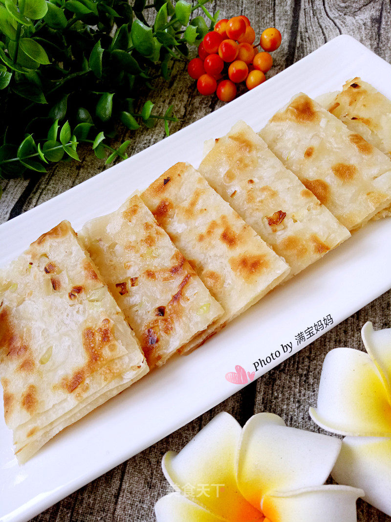 馄饨皮版葱油饼的做法_馄饨皮版葱油饼怎么做_满宝妈妈的菜谱_美食天下