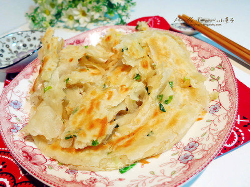 手抓葱油饼的做法_8分钟搞定美味早餐–手抓葱油饼_手抓葱油饼怎么做_东营小英子的菜谱_美食天下