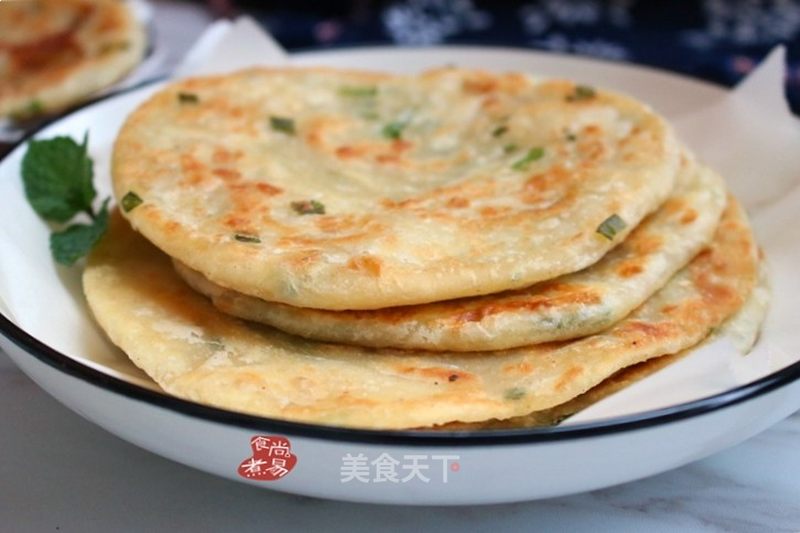 烫面起酥葱油饼的做法_烫面起酥葱油饼怎么做_食尚煮易的菜谱_美食天下