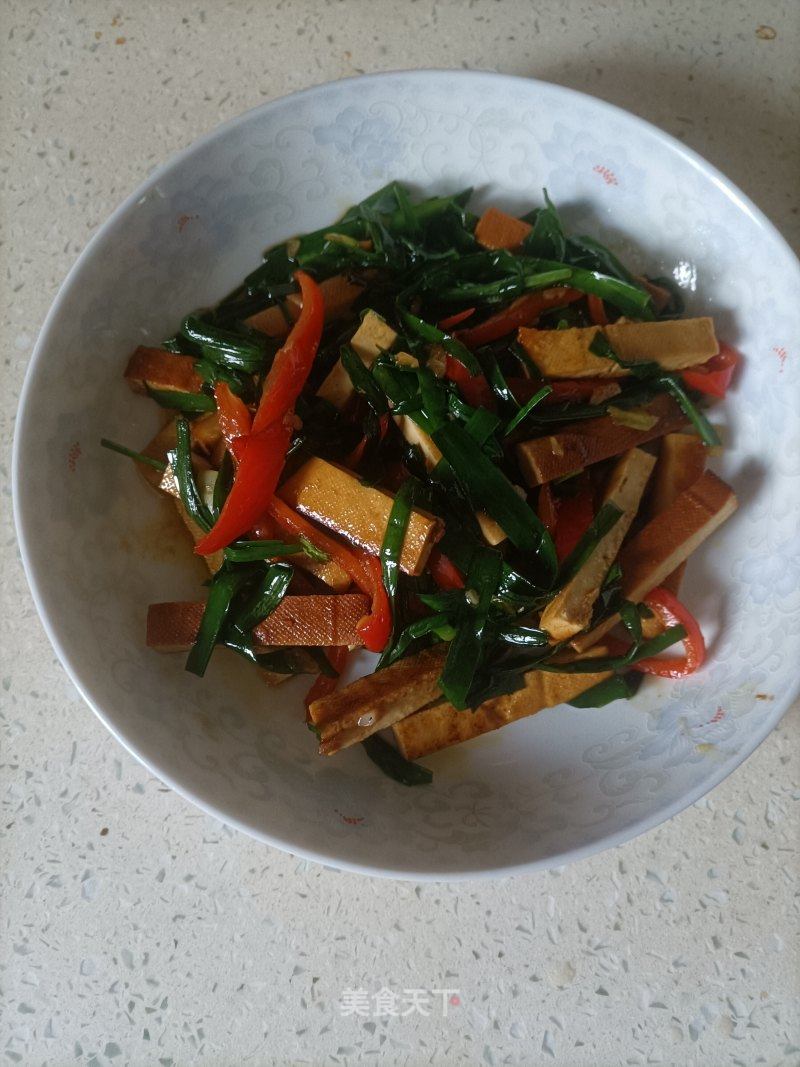 韭菜炒香干的做法_韭菜炒香干怎么做_还在吃吃吃的菜谱_美食天下