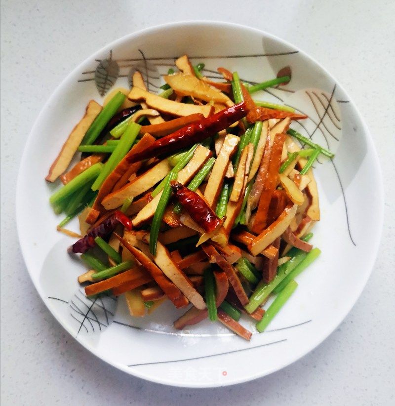 芹菜炒香干的做法_芹菜炒香干怎么做_红•宏的菜谱_美食天下