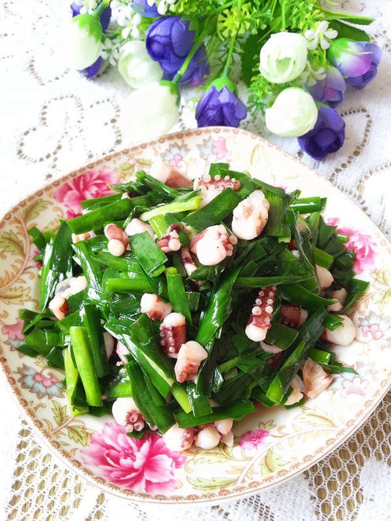 韭菜炒鱿鱼的做法_韭菜炒鱿鱼怎么做_冬季心情的菜谱_美食天下