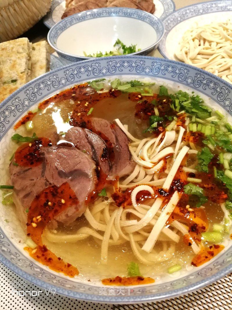 淮南牛肉汤+发面葱油饼的做法_淮南牛肉汤+发面葱油饼怎么做_Magic叮咚的菜谱_美食天下