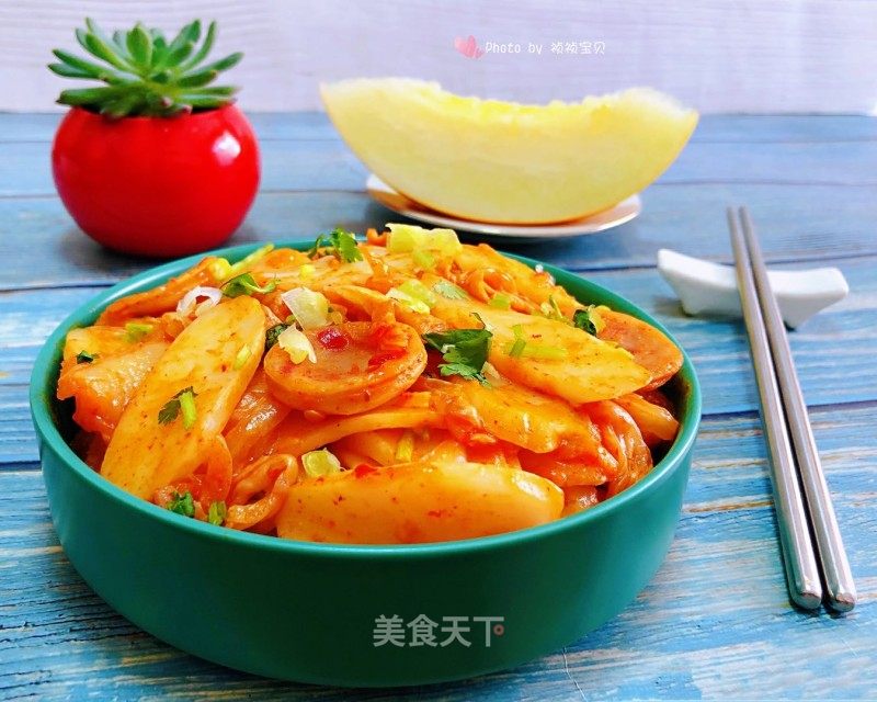 辣白菜香肠炒年糕的做法_#酸辣美食#辣白菜香肠炒年糕_辣白菜香肠炒年糕怎么做_祯祯宝贝的菜谱_美食天下