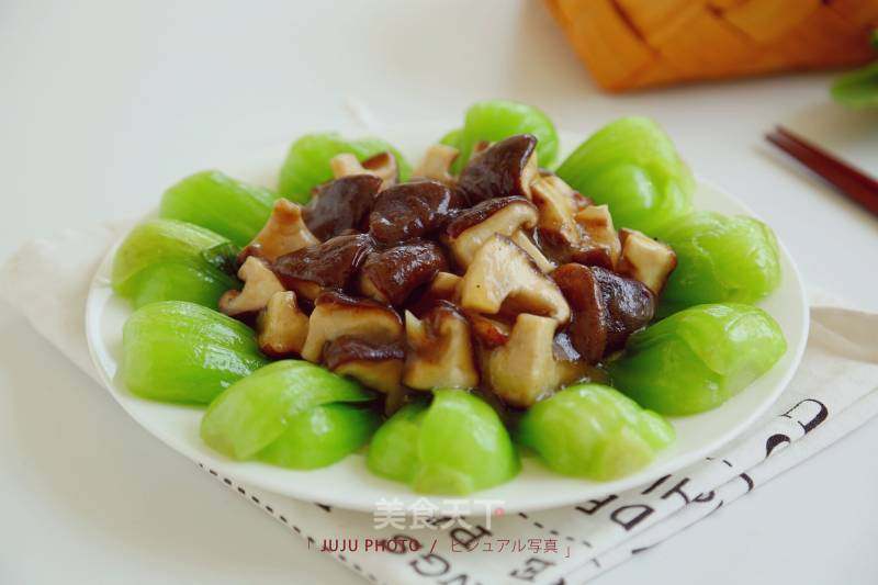 香菇炒油菜的做法_高颜值的香菇炒油菜_香菇炒油菜怎么做_JU家小厨房的菜谱_美食天下