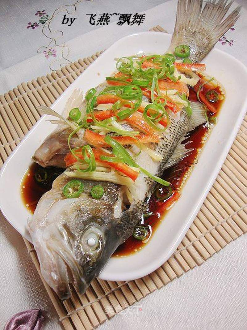 清蒸鲈鱼的做法_清蒸最鲜美——–【清蒸鲈鱼】_清蒸鲈鱼怎么做_飞燕飘舞的菜谱_美食天下