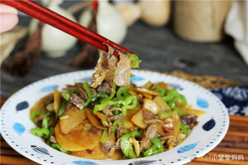尖椒肥牛炒土豆片的做法_尖椒肥牛炒土豆片怎么做_小堂堂妈妈的菜谱_美食天下
