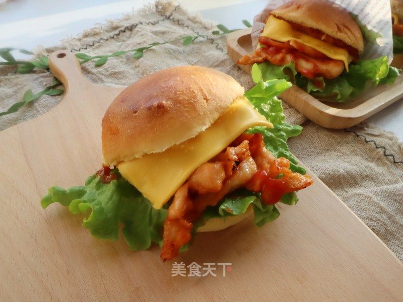 自制奥尔良鸡肉芝士汉堡的做法_十块钱鸡胸肉自制奥尔良鸡肉芝士汉堡❤️一口气吃三个都不过瘾_自制奥尔良鸡肉芝士汉堡怎么做_阳春白雪!的菜谱_美食天下