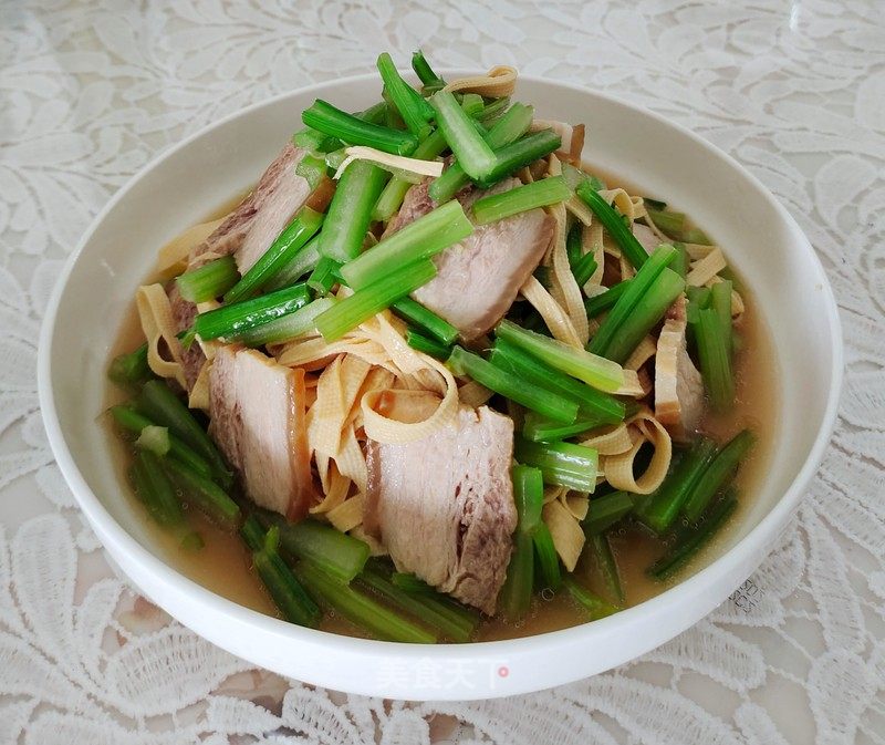豆皮芹菜炒五花肉的做法_豆皮芹菜炒五花肉怎么做_putimama的菜谱_美食天下